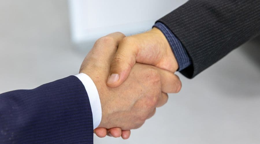 Bắt tay hợp tác trong sự nghiệp